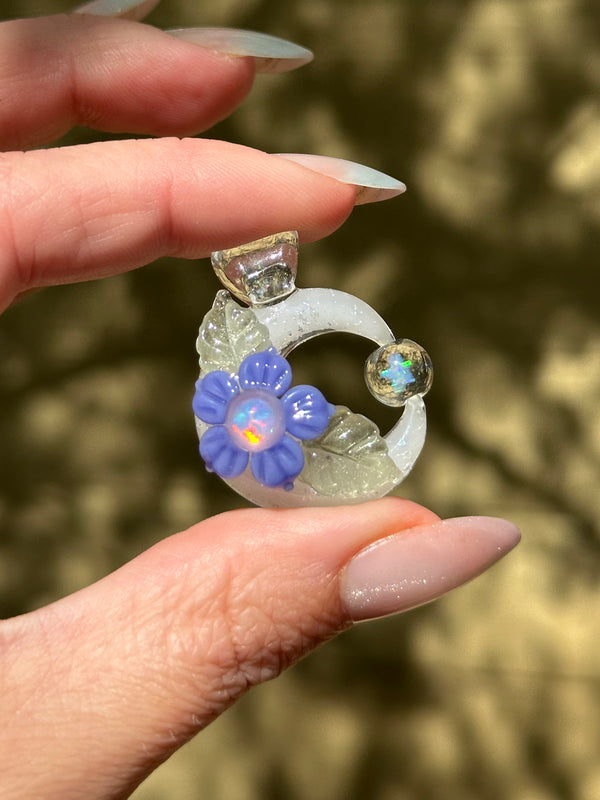 Sparkle Moon Spinner White & Periwinkle (CFL leaves)