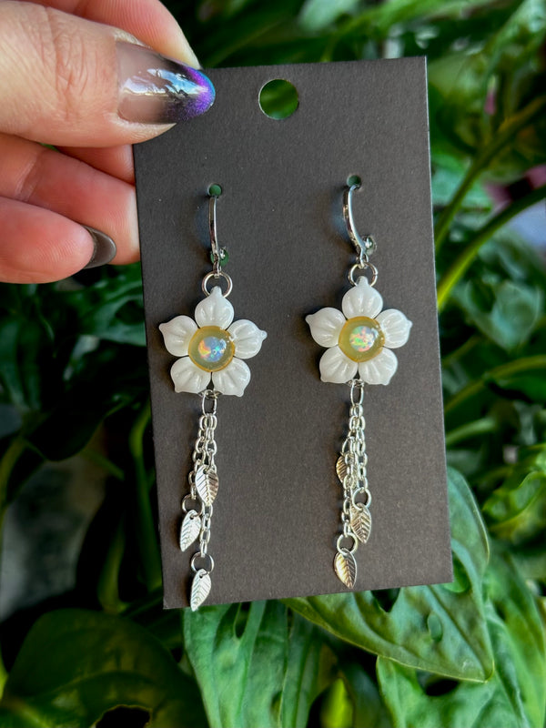Daisy Earrings w/ Dangling Leaves