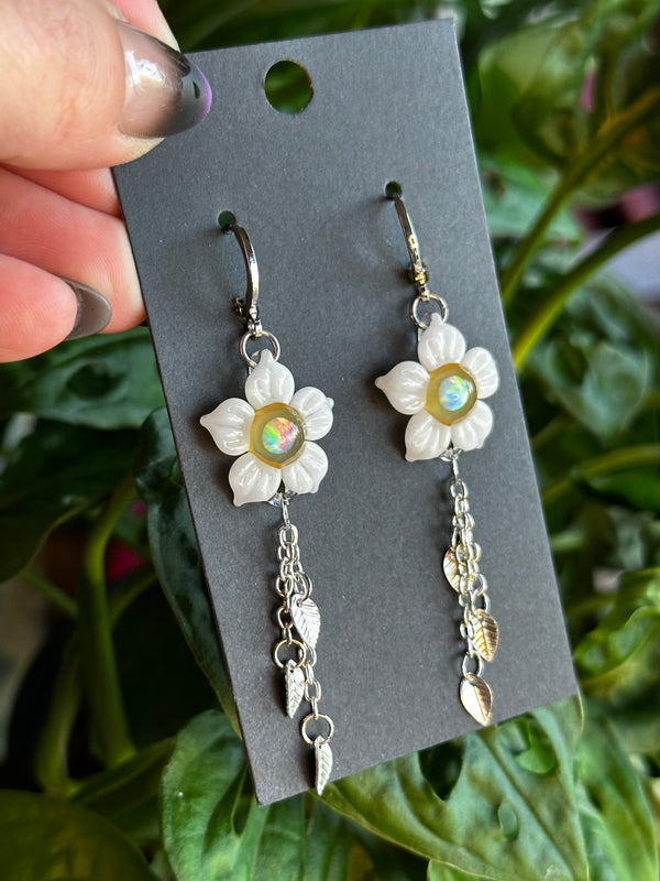 Daisy Earrings w/ Dangling Leaves
