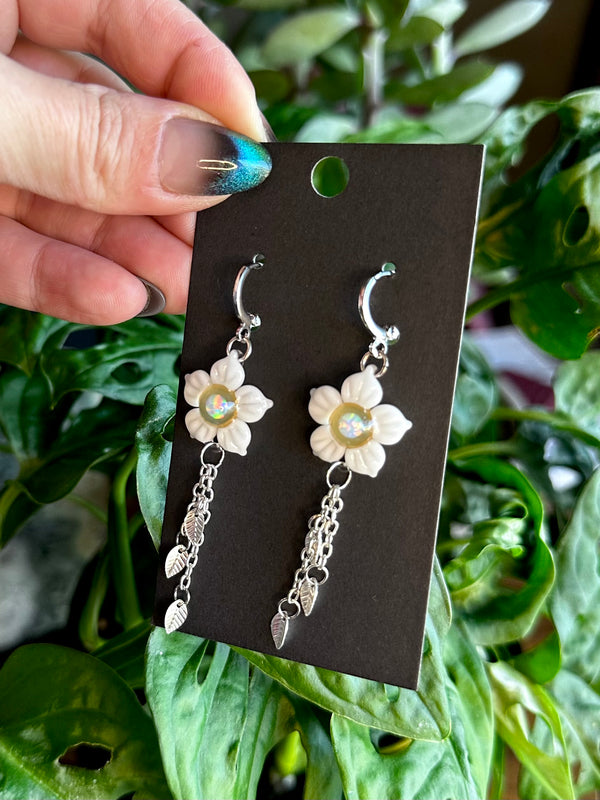 Daisy Earrings w/ Dangling Leaves